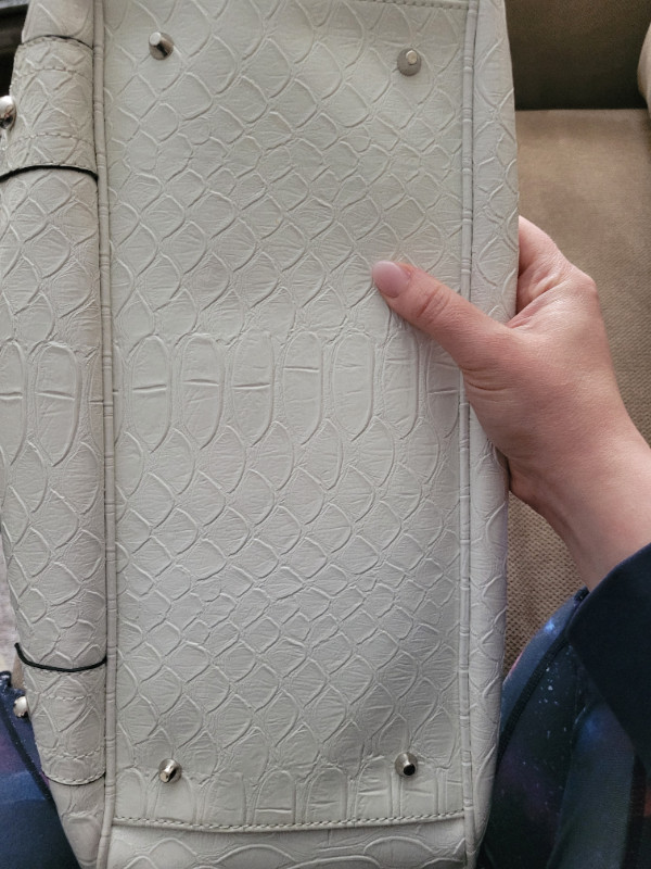 Guess White purse in Women's - Bags & Wallets in Ottawa - Image 3