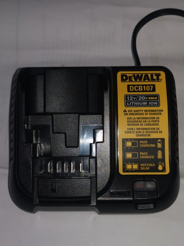 Dewalt 12/20 Volt Battery Charger in Power Tools in Gatineau