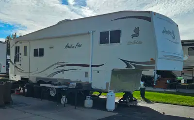 2009 Arctic Fox 29-5T Silver Fox Edition • 4-season (fully enclosed and insulated holding tanks) • B...