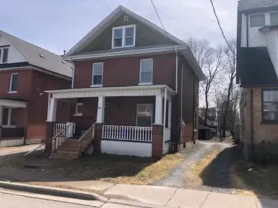 Second floor one bedroom apartment in a quaint neighbourhood of Oshawa. Quite near to the Ritson Roa...