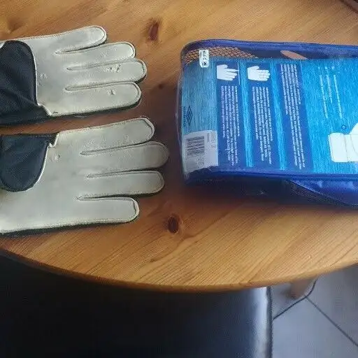 Soccer shin & ankle pads, goalie gloves and watch in Soccer in Markham / York Region - Image 4