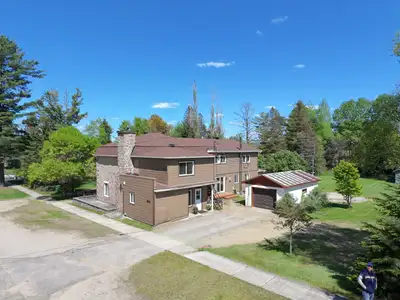 Découvrez cette magnifique maison de 14 chambres, située au coeur de la nature à Nominingue, dans le...