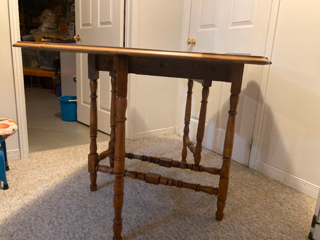 Drop-leaf game table in Other Tables in Mississauga / Peel Region - Image 4