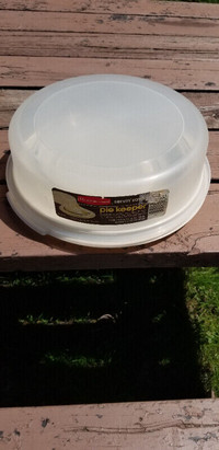Pyrex pie plate with crust guard and container.  Rubbermaid pie