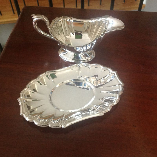SILVER PLATED GRAVY BOAT AND UNDER PLATE in Kitchen & Dining Wares in St. Catharines - Image 3