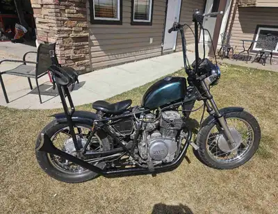 Ol Betty the bar hopper!! Vintage chopper, runs and drives good!! Pod filters, new plugs , carbs red...