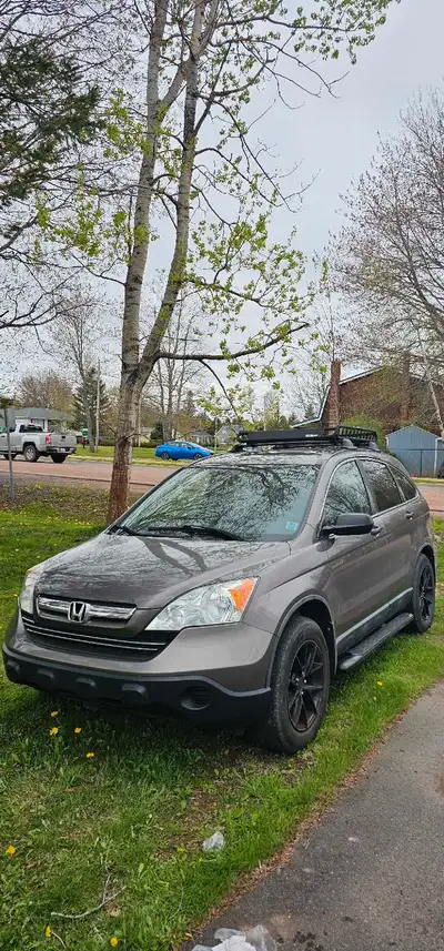 2009 honda crv well maintained, excellent condition, fresh mvi. Has all most of the service records....