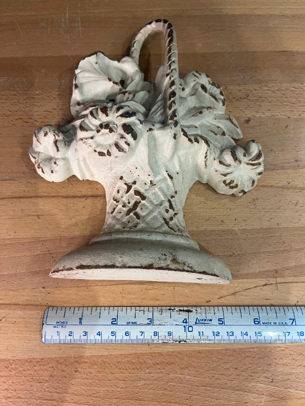 Antique cast iron flowers door stop in Arts & Collectibles in North Bay - Image 3