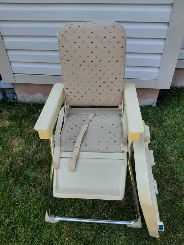 Fisher Price High Chair in Feeding & High Chairs in Oakville / Halton Region - Image 3