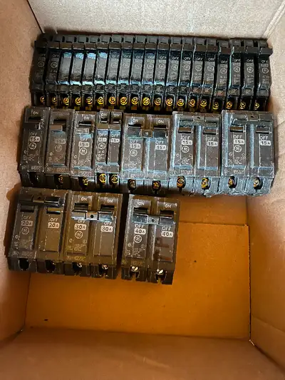 Lot disjoncteurs usagés GE 15A-20A-30A-40A, View more