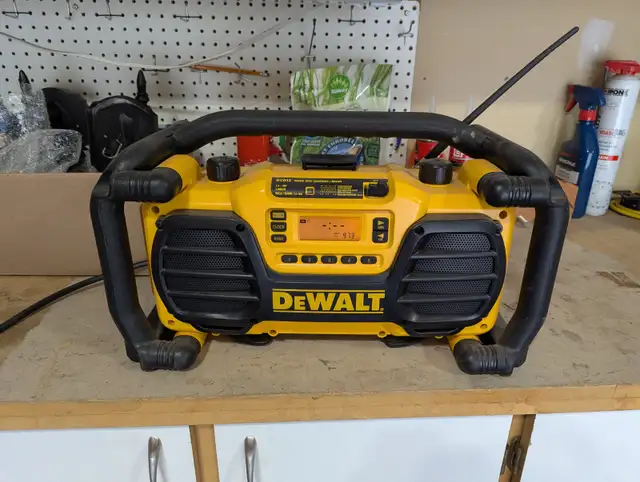 DeWalt Radio and Battery Charger in Power Tools in Calgary - Image 4
