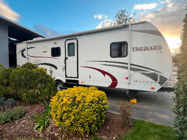 2009 28ft Komfort Trailblazer RV with bunks beds and push out in Travel Trailers & Campers in Nanaimo