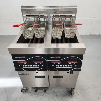 Friteuse Henny Penny Evolution Elite Double Fryer Model EEG-242 120 volts 1 ph, 60hz, Avec 4 paniers...