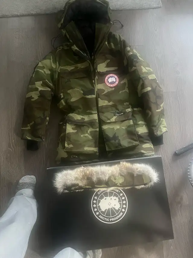 Canada goose men’s parka (M) in Men's in City of Toronto - Image 3