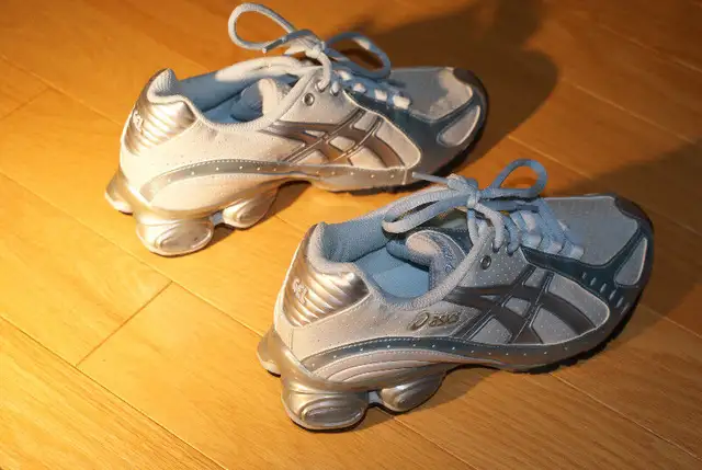 ASICS GEL ladies sports shoes 6.5US size in Women's - Shoes in Mississauga / Peel Region - Image 3