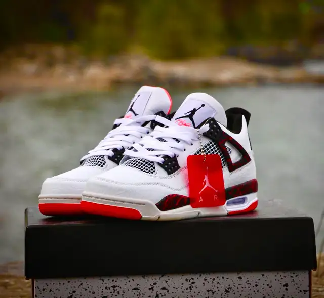 Air Jordan 4 shoes in Men's Shoes in Oakville / Halton Region - Image 2