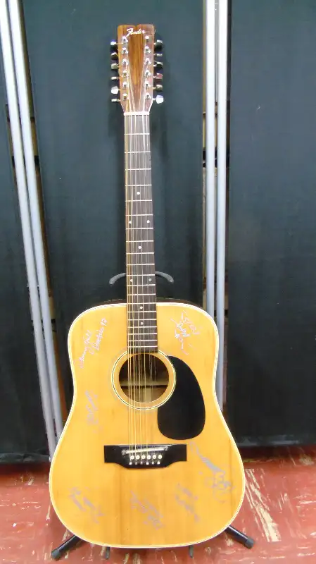 FENDER 12 STRING GUITAR AUTOGRAPHED BY THE DOOBIE BROTHERS in Guitars in Edmonton - Image 3