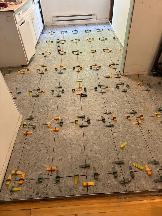 1$ pose plancher flottant in Flooring in City of Montréal - Image 8