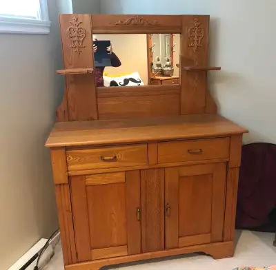 Antique buffet en chêne massif sculpté par endroits, View more
