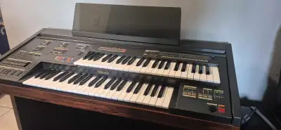 Selling a vintage Yamaha Electone electronic organ in great condition. Includes the matching bench....