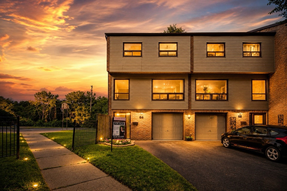 4 bed Townhome end Unit, Ravine Backyard in Bowmanville/ON