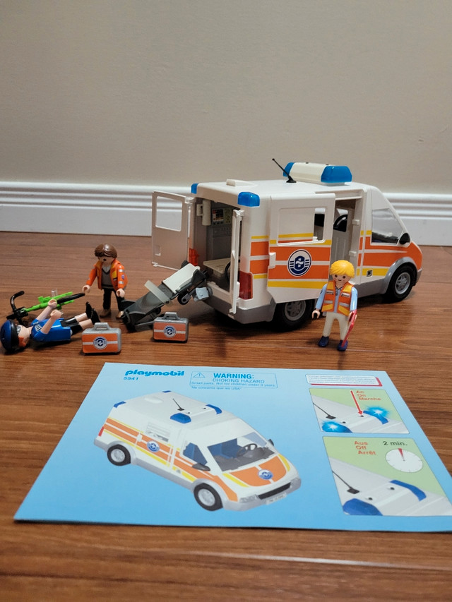 Playmobil City Action Ambulance avec secouristes # 5541 dans Jouets et jeux  à Ville de Québec - Image 3
