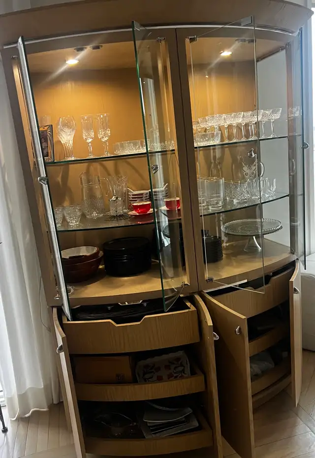 solid Oak wood dinning cabinet and Buffet in Hutches & Display Cabinets in Windsor Region - Image 2