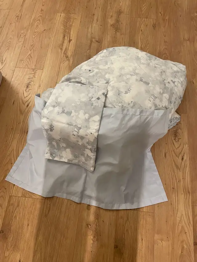 QUEEN COMFORTER SET FOR SALE! in Bedding in Ottawa - Image 2