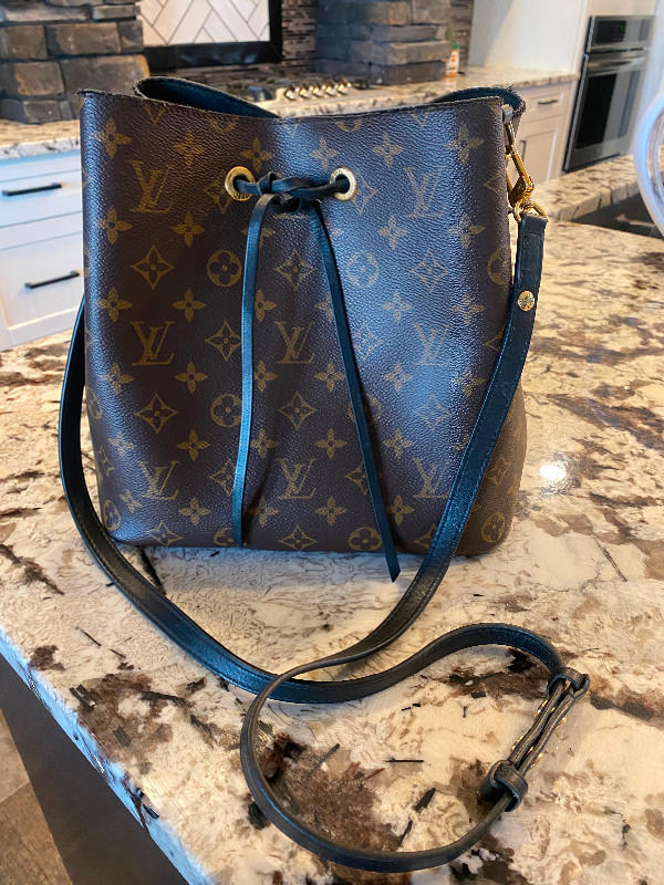 Louis Vuitton Purse in Women's - Bags & Wallets in Strathcona County