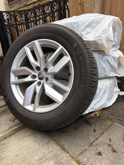 A set of 4 OEM 2018 Audi Q5 wheels with Michelin all-season tires (235/60R/18). Wheels in excellent...