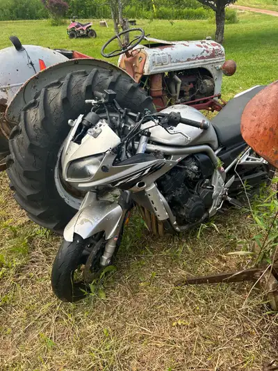 2006 FZ1 1000. Runs drives and stops good. Not a pretty bike. Good for parts or motor.