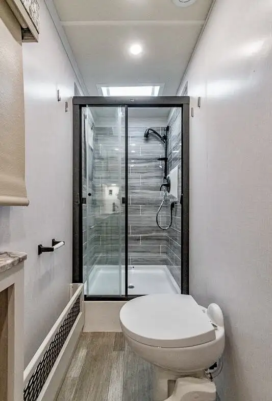 DYNAMAX EUROPA 31SS LUXURY SUPER C DIESEL MOTORHOME - SOLAR PKG in RVs & Motorhomes in Edmonton - Image 11