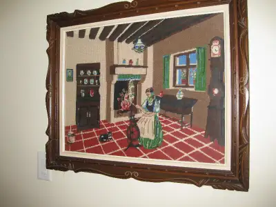 CETTE BRODERIE EN PETIT POINT EXÉCUTÉE AVEC SOINS ILLUSTRE UNE FEMME AU COIN DU FEU TRAVAILLANT SUR...
