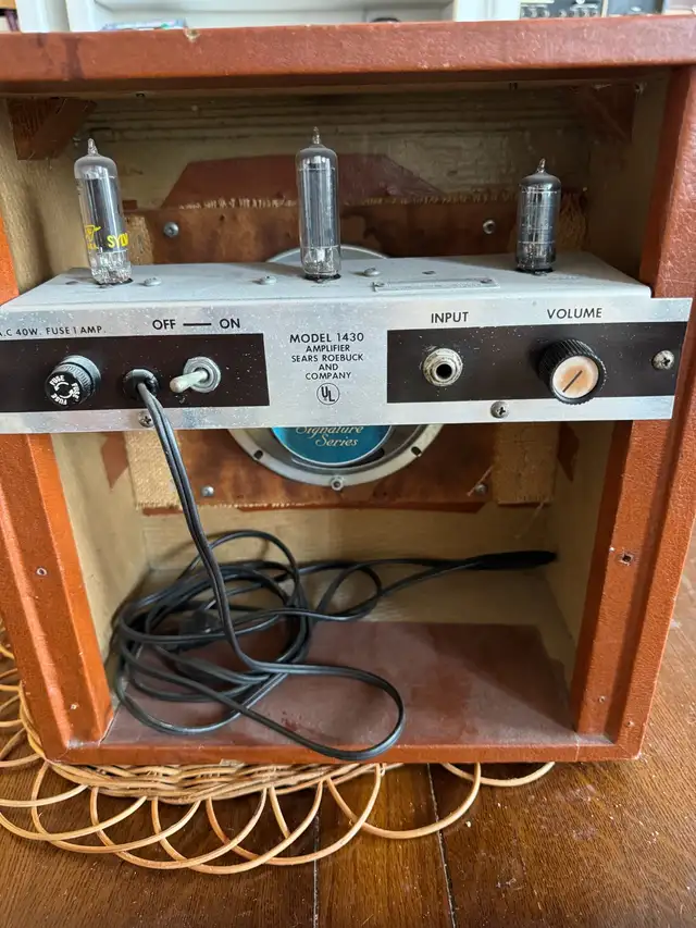 Silvertone Sears 1430 Guitar Amplifier in Amps & Pedals in City of Toronto - Image 6