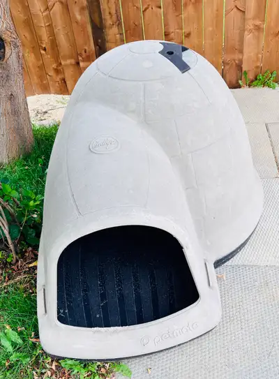 Provide your furry friend with ultimate comfort in this pre-owned Petmate Indigo dog house, featurin...
