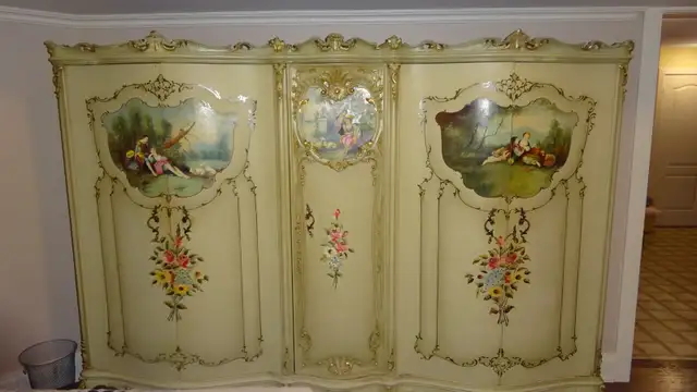 Ornate, 8pc Hand Painted Vintage Queen Bedroom Suite in Dressers & Wardrobes in City of Toronto - Image 3