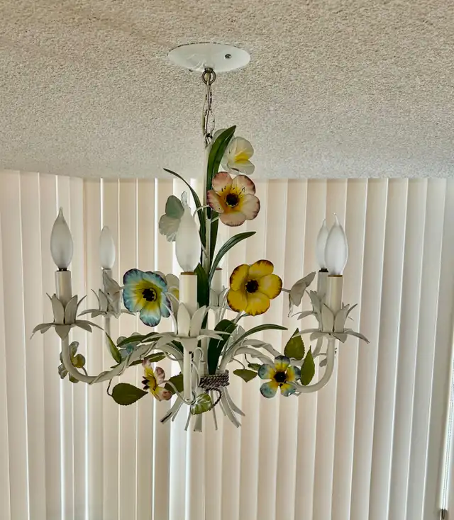Vintage Chandelier - Flowers - Quality Fixture in Indoor Lighting & Fans in City of Toronto - Image 2
