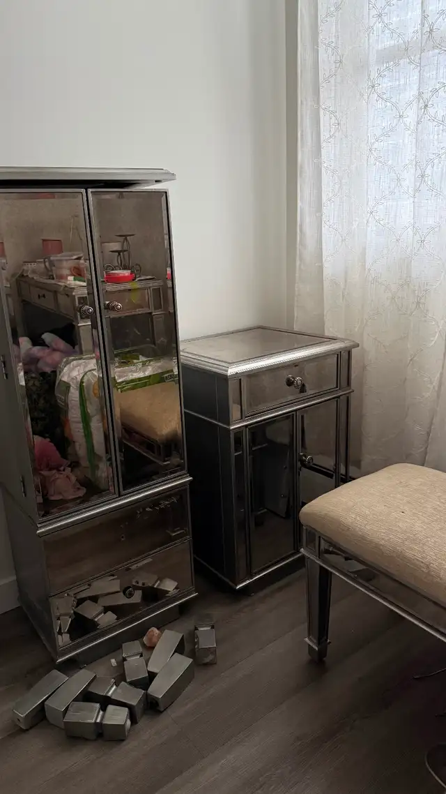 OBO pure 1 vanity set with night stand and mirror in Home Décor & Accents in Calgary - Image 2