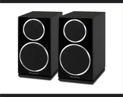 Pair of Wharfedale Diamond 220 bookshelf speakers in black. Second owner. In great shape, cabinets i...