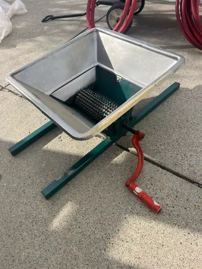 This is a used fruit/grape manual crusher, perfect for making your own juice or wine! It has a cast...