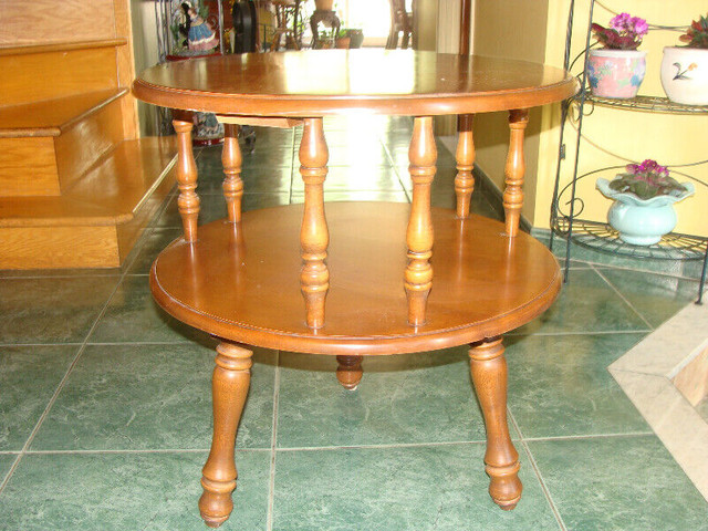 Belle table en bois, rond, couleur érable dans Tables basses  à Laval/Rive Nord - Image 2