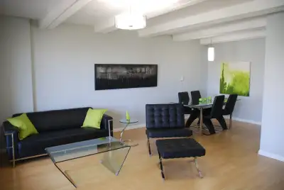 RENAISSANCE PLACE Located in the heart of Edmonton Downtown (walk to one of several Starbucks locati...