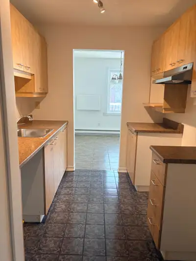 2 chambres à coucher Foyer au salon Espace de rangement 1 place de stationnement À proximité de tous...