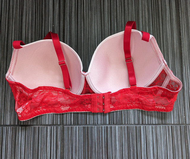 Soutien gorge dentelle lingerie rouge et blanc 95D Neuf dans Femmes - Autre  à Longueuil/Rive Sud - Image 3