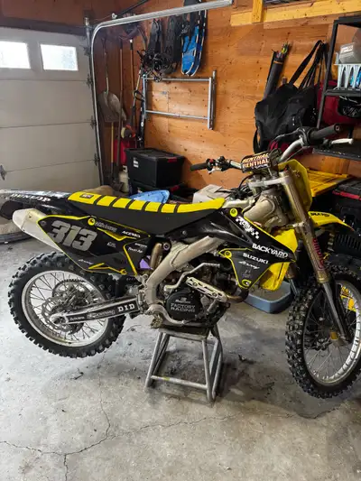 2016 rmz450 Full motor rebuild done by Luke’s town service with only 3 hours on it Has a worrsner ro...
