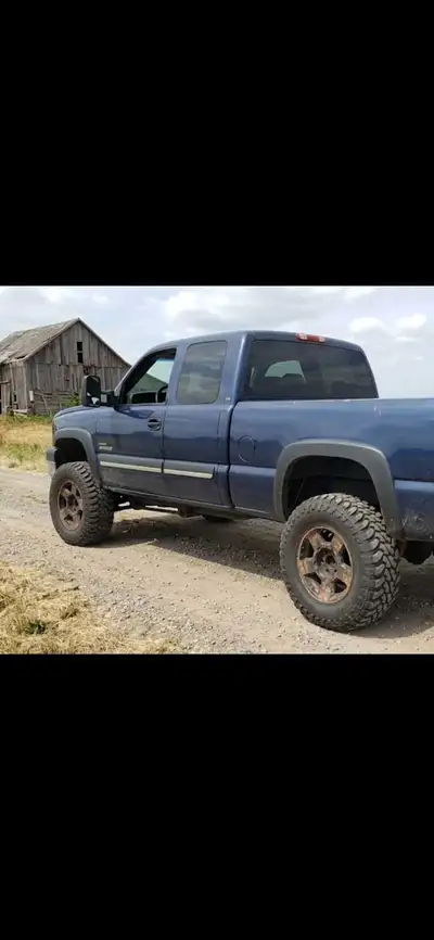 17" Chevy / GMC 6-Lug Aluminum Rims – Set of 4 Price: $350 Selling a set of four factory 17-inch alu...