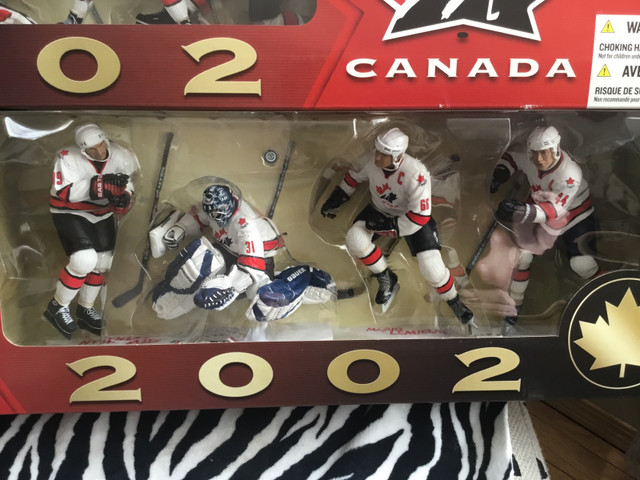 MCFARLANE Team Canada 2002 Hockey figures 8 players NEW  dans Art et objets de collection  à Red Deer - Image 3