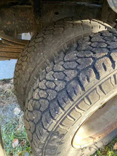 6 tires and rims 215/85/R16. Inner duals are in ok shape. Outer tires and fronts are 85% located nor...