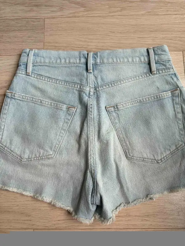 FRAME Jeans Shorts in Women's - Bottoms in City of Toronto - Image 4