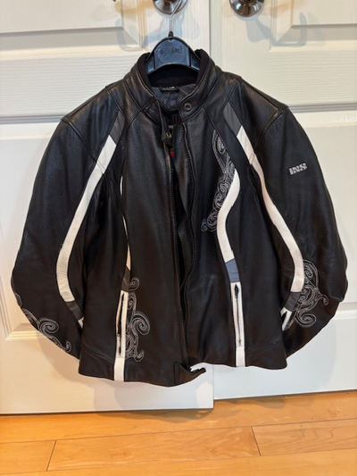 Women's riding Jacket Very Good Used condition. Just don't ride anymore